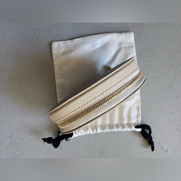 NWOT Cuyana Travel Jewelry Case in Ecru Pebbled Leather - Picture 7 of 8